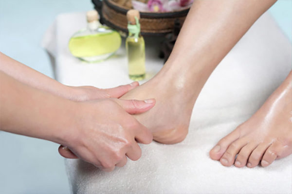 Massage am rechten Fuß