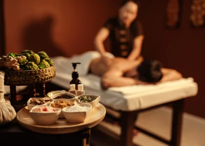 gesunder Tisch im Hintergrund eine Thai Massage