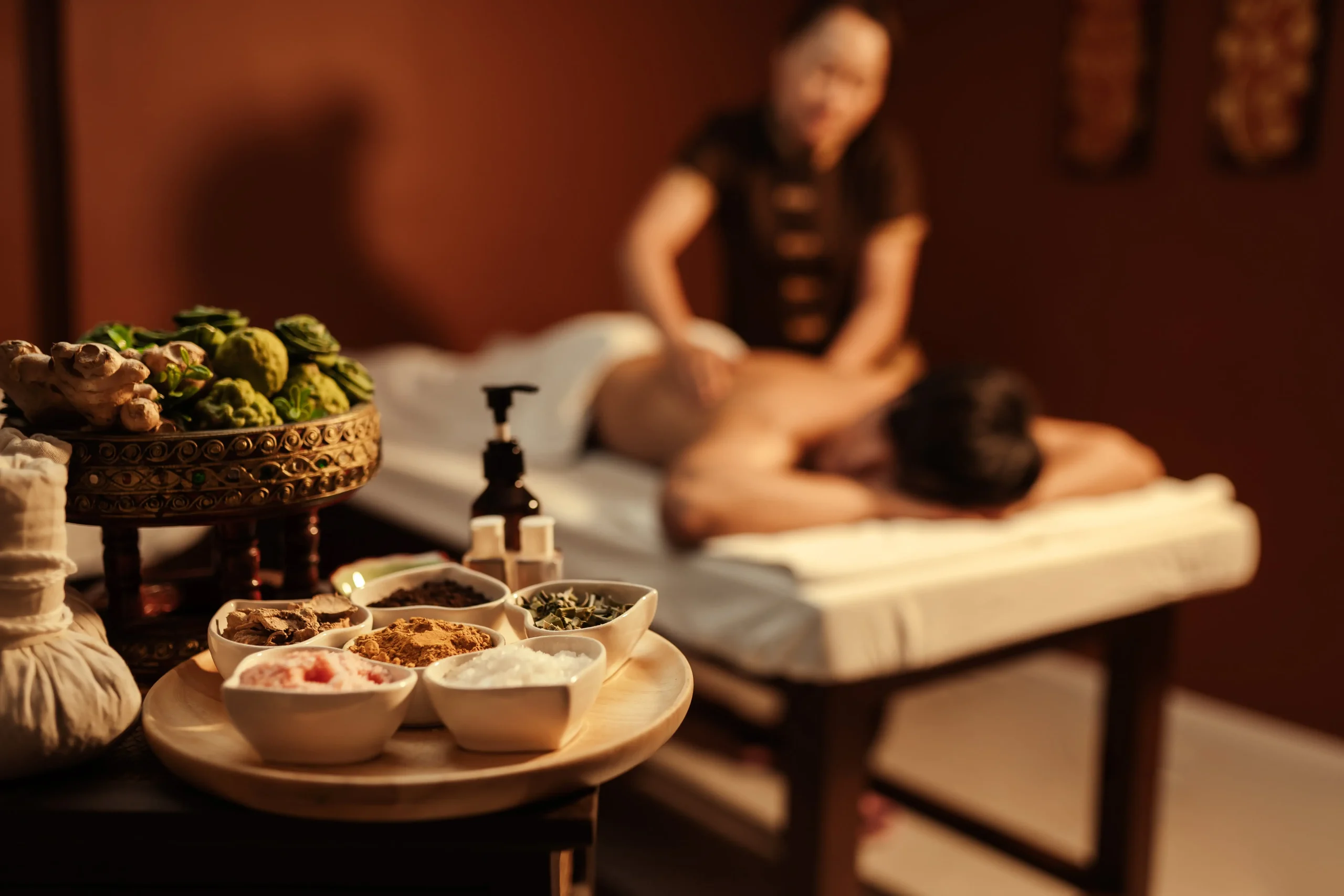 gesunder Tisch im Hintergrund eine Thai Massage